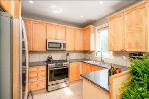 Kitchen overlooks back yard and is combined with breakfast room - Country homes for sale and luxury real estate including horse farms and property in the Caledon and King City areas near Toronto