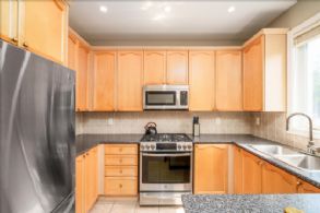 Kitchen opens to breakfast room - Country homes for sale and luxury real estate including horse farms and property in the Caledon and King City areas near Toronto
